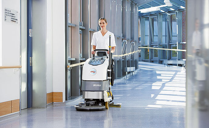 Effiziente Bodenreinigung im Krankenhaus mit innovativer Reinigungsmaschine